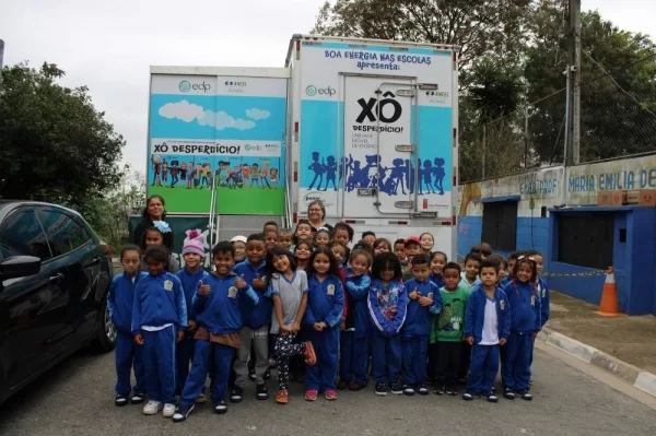 Caminhão Da Edp - Boa Energia Nas Escolas - Emeb Maria Emília.