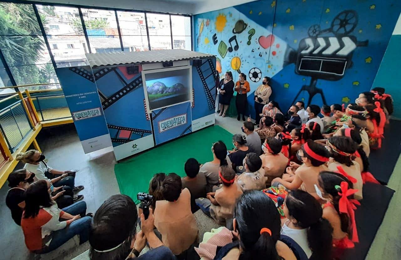 Duas escolas municipais de Itaquaquecetuba ganham cinemateca