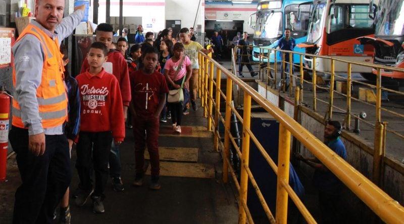 Alunos da rede municipal visitam empresa de ônibus