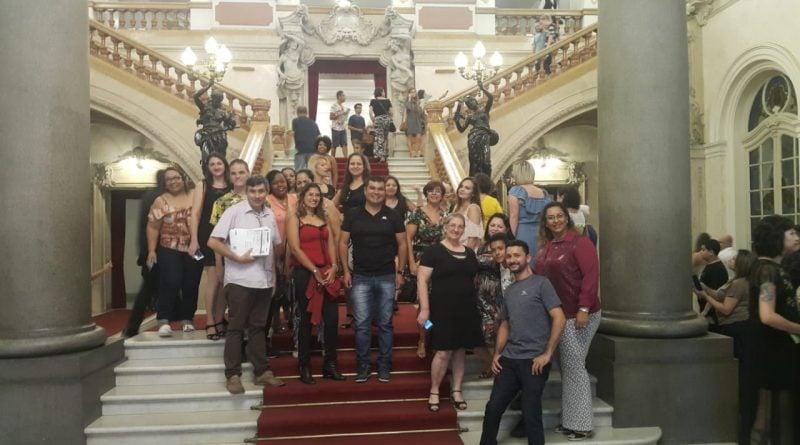 Professores e funcionários da EMEB Joaquim Perpétuo visitam o Teatro Municipal de São Paulo