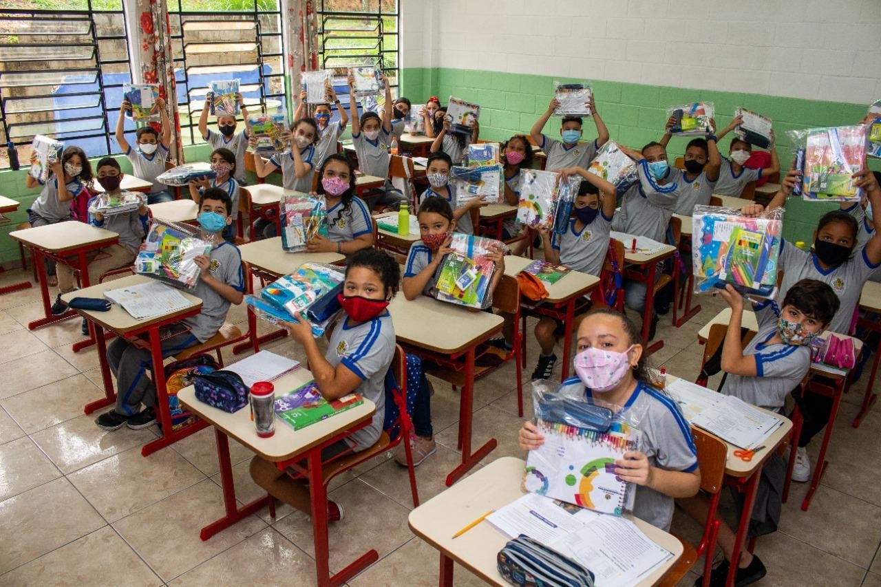 Material escolar começa a ser entregue aos estudantes da rede municipal de Itaquaquecetuba