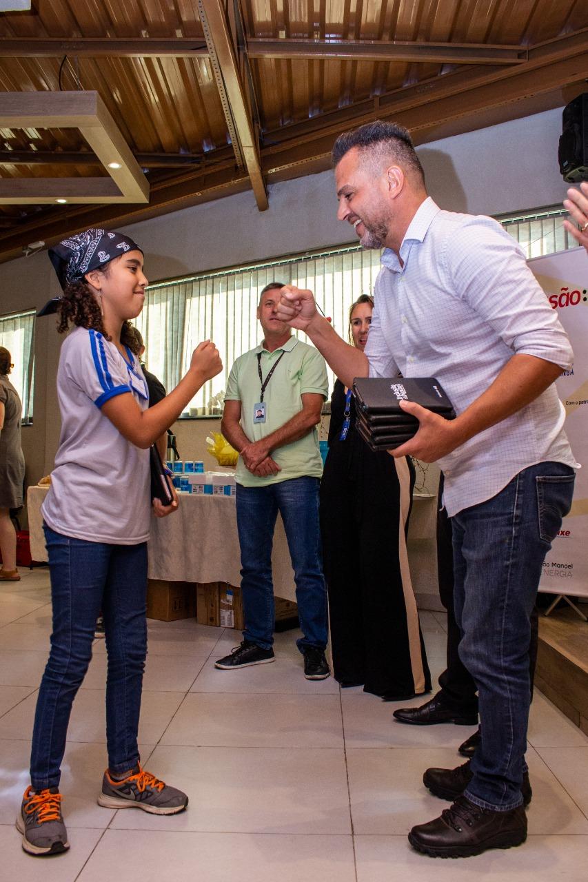 Escolas de Itaquá recebem tablets para inclusão digital na rede municipal