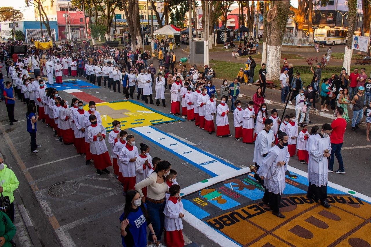 Encontro de Tapetes Corpus Christi reúne 8 mil pessoas em Itaquá