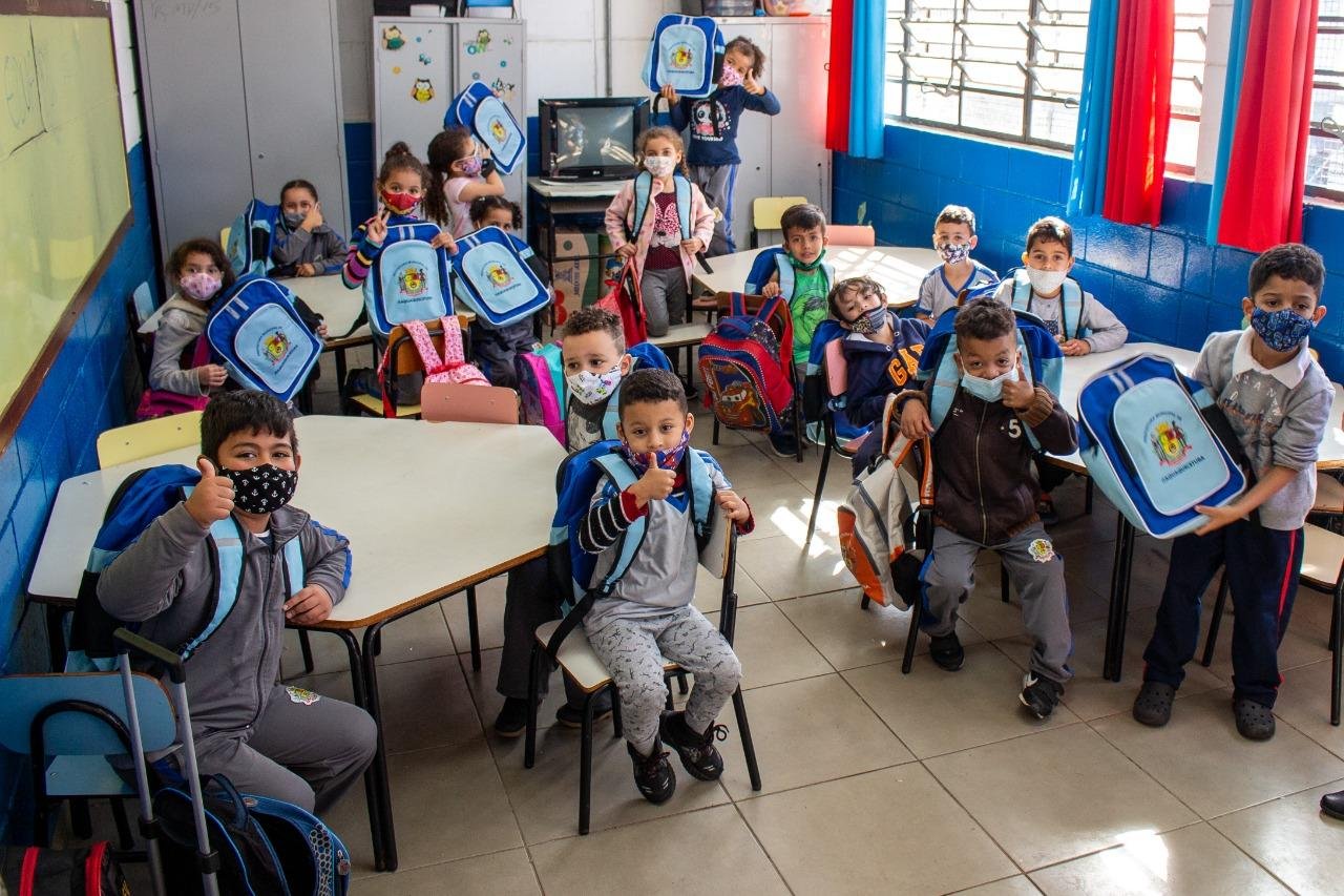 Prefeitura de Itaquaquecetuba realiza a entrega de mochilas aos estudantes da rede municipal