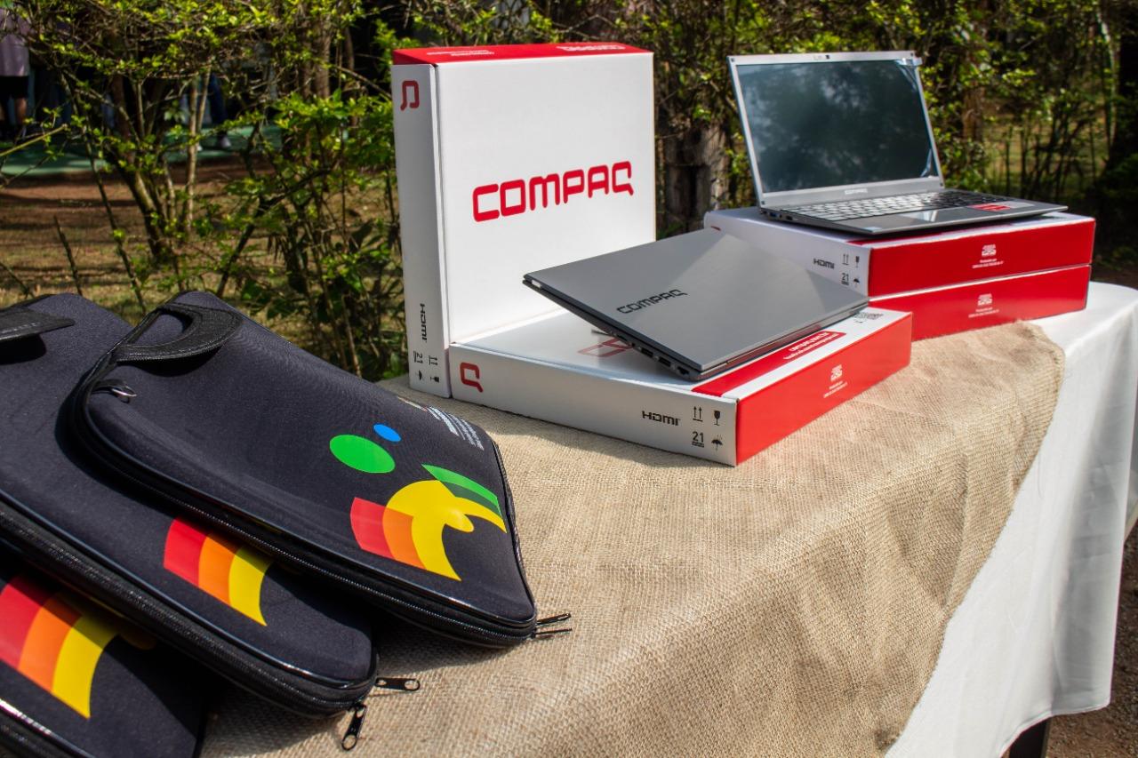 Na véspera do Dia do Professor, Prefeitura de Itaquaquecetuba entrega 1.905 notebooks aos docentes