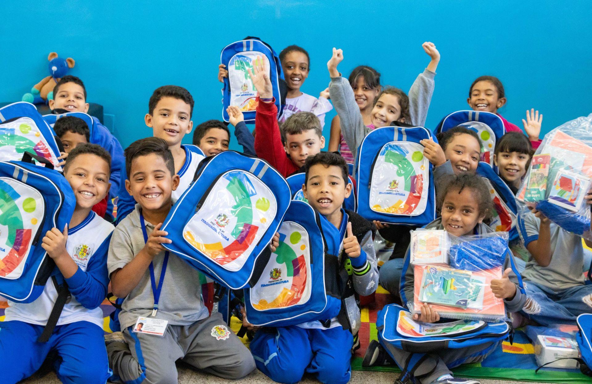 Prefeitura inicia a entrega de mochilas e kits de material escolar aos estudantes