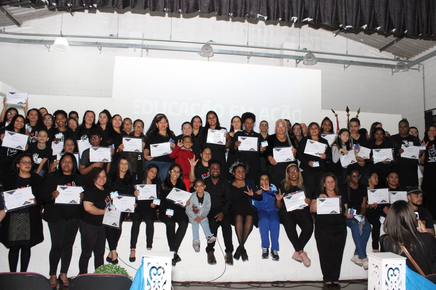 Prefeitura forma estudantes em curso de Libras