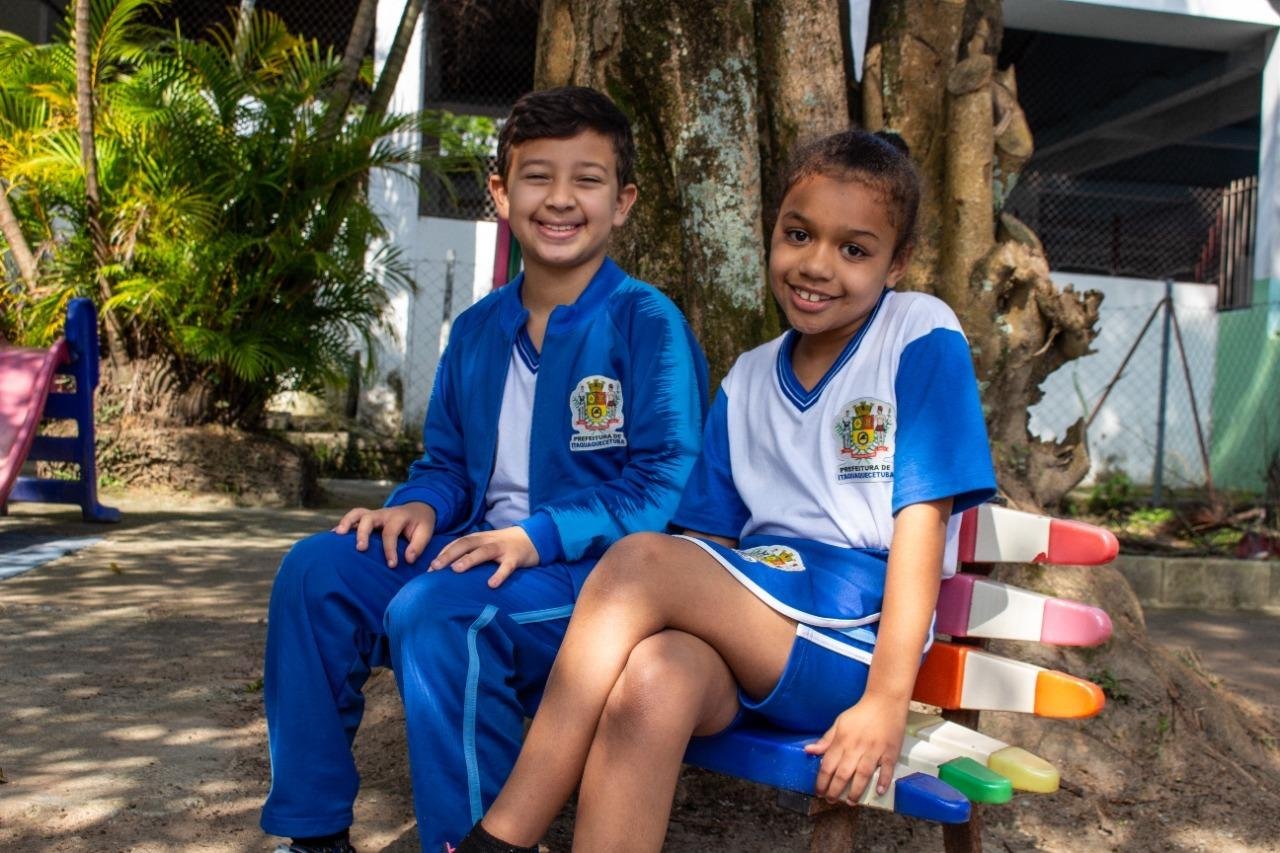 Prefeitura inicia a entrega de mais um kit de uniforme aos estudantes da rede