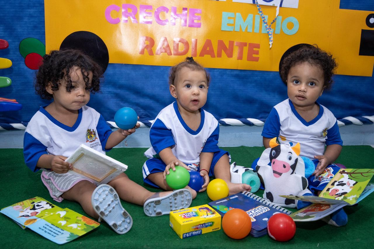Estudantes da rede municipal começam a receber kits de material escolar