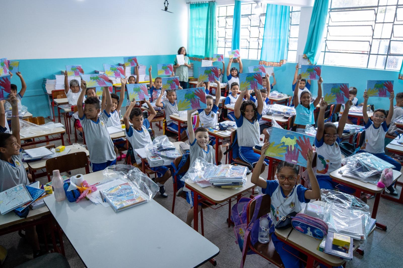 Prefeitura dá continuidade à entrega dos kits de material escolar para o fundamental e EJA