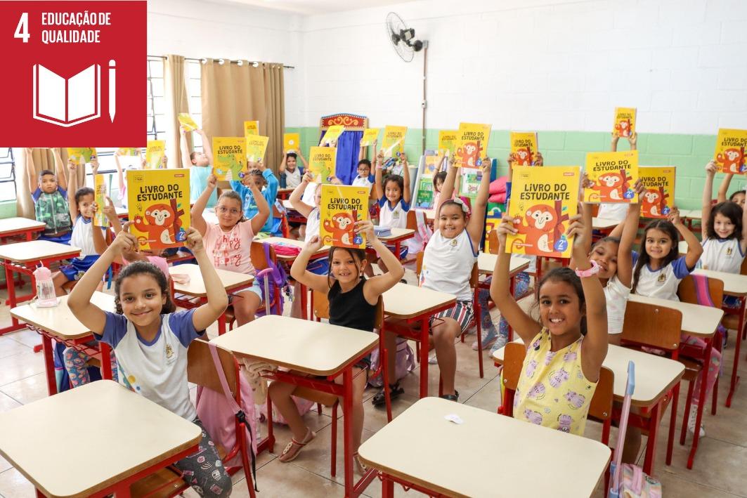 Educação distribui 75 mil livros didáticos em 38 escolas municipais