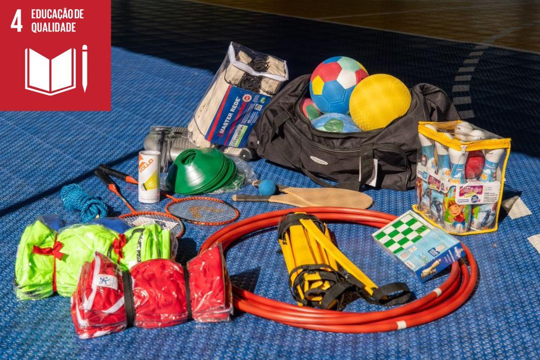 Itaquá entrega de kits esportivos e recreativos para fortalecer atividades nas escolas municipais