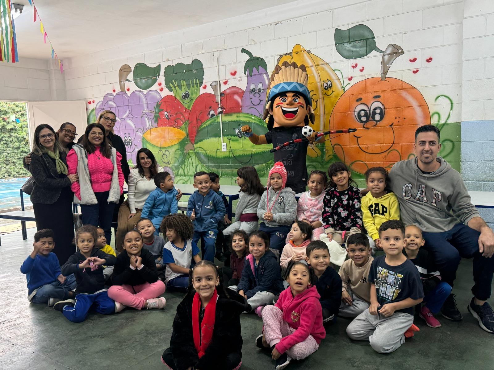 Mascote do Itaquá Athletico Clube leva alegria e incentiva o esporte em escolas municipais